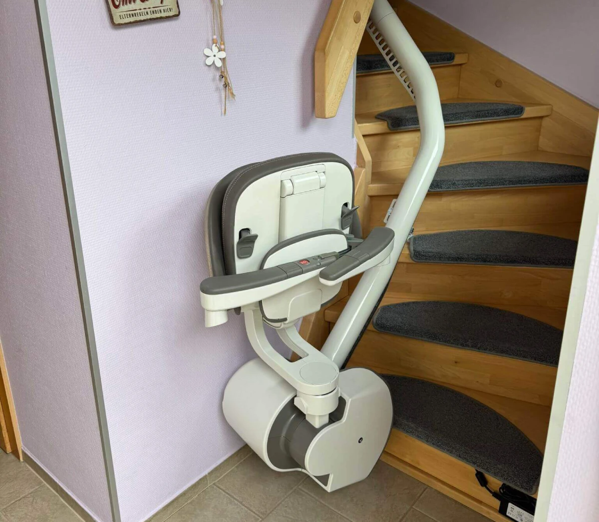 Treppenlift für kurvige Treppen im Innenbereich