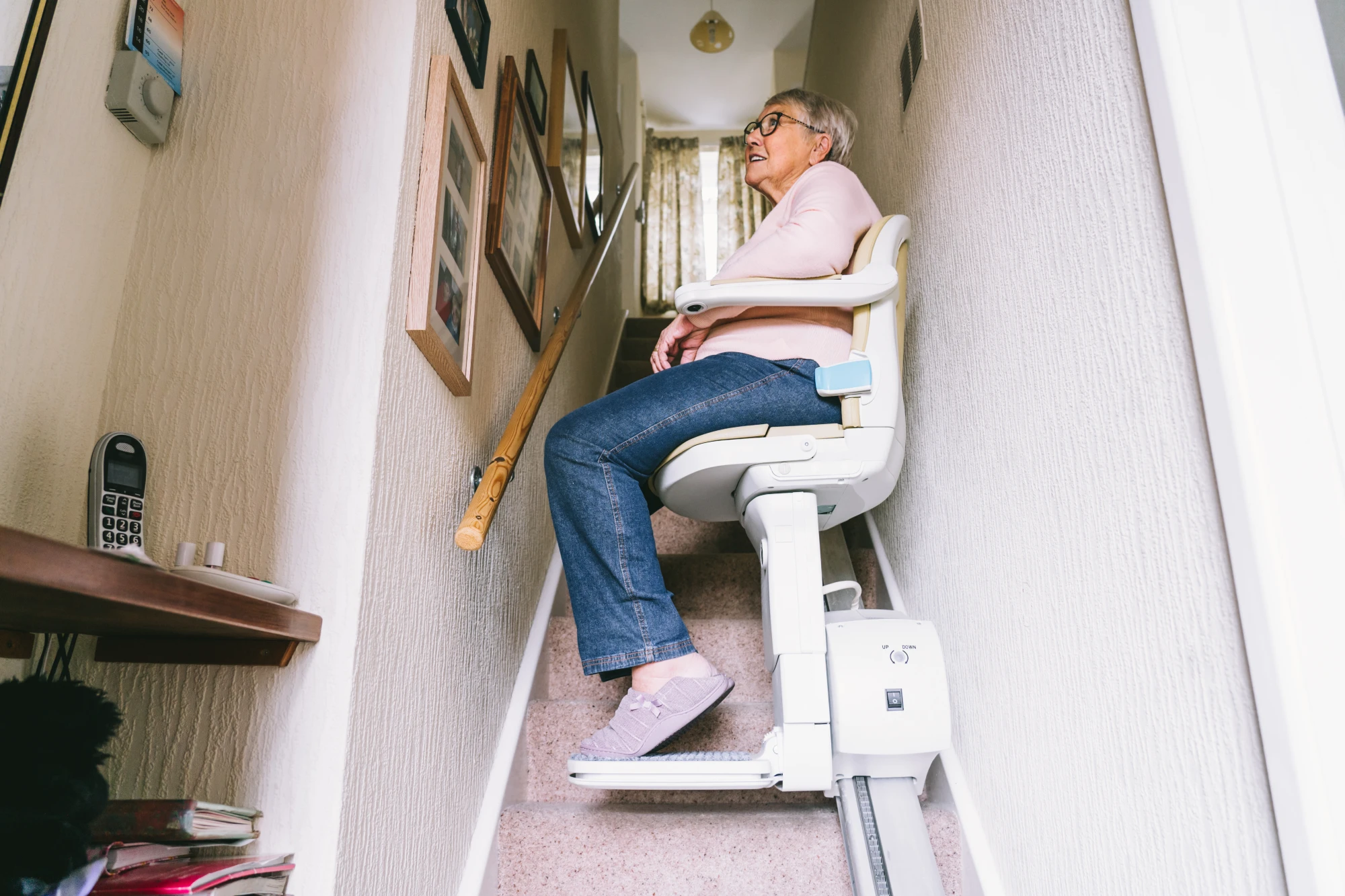 Treppenlift Kostenübernahme: Seniorin nutzt den Treppenlift zu Hause