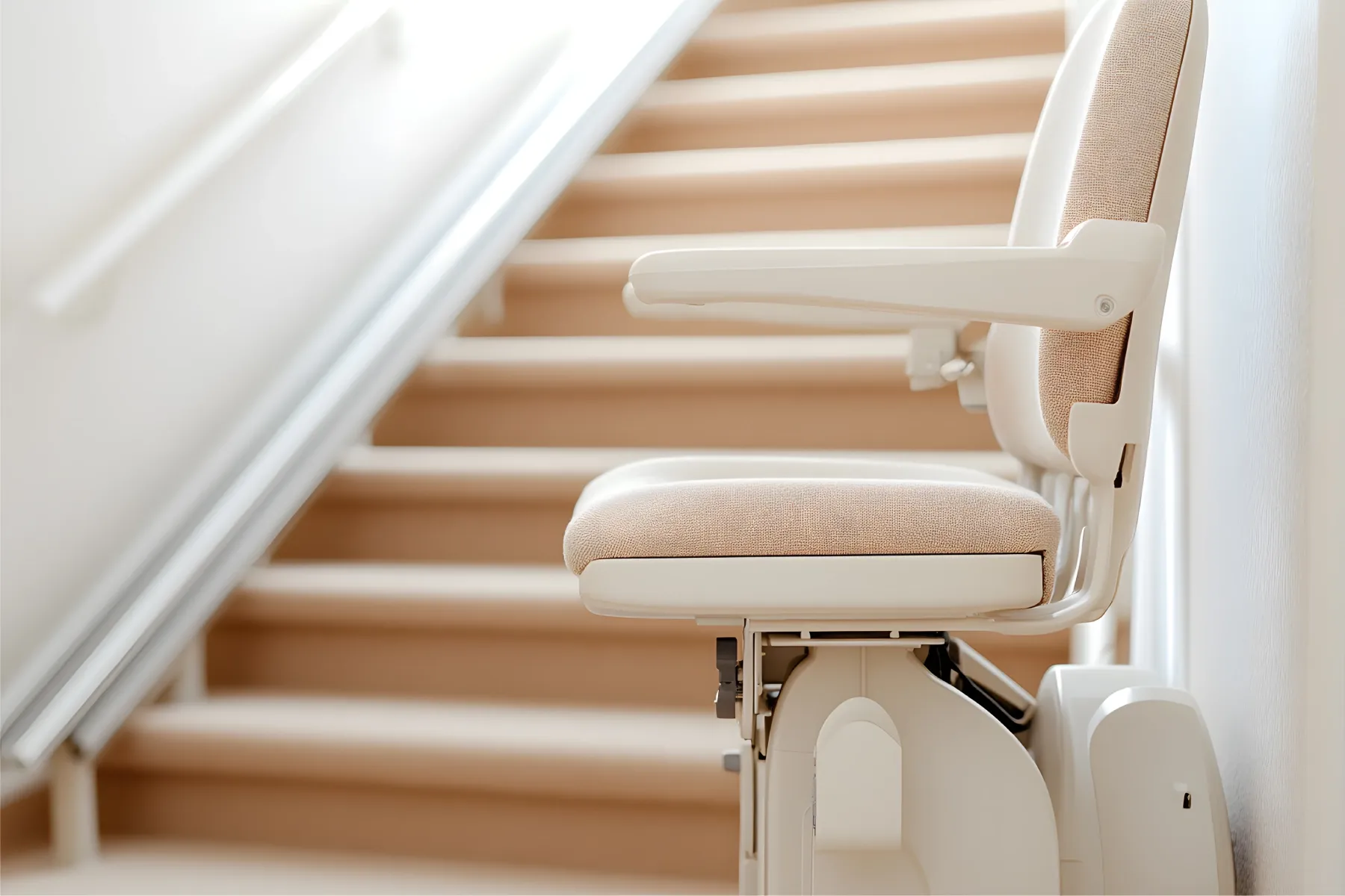 Moderner Sitzlift mit klappbarem Sitz und Armlehnen an einer Treppe